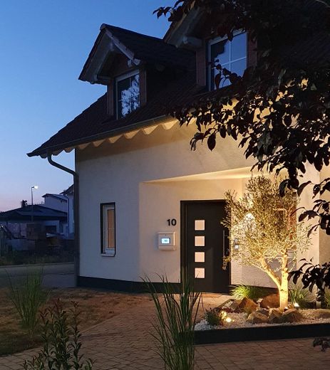 Helle, moderne Doppelhaushälfte in ruhiger Ecklage – sofort bezugsfertig! – Beleuchtete Insel am Abend