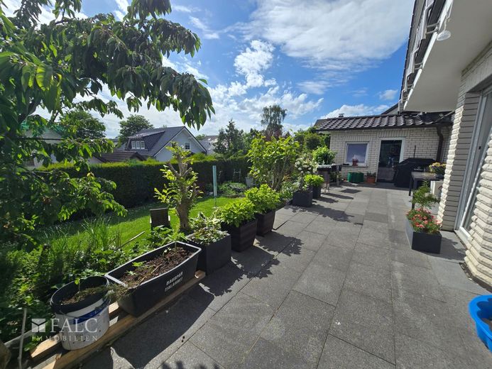 Ein großes Haus im Blumen Viertel in Nümbrecht – Garten