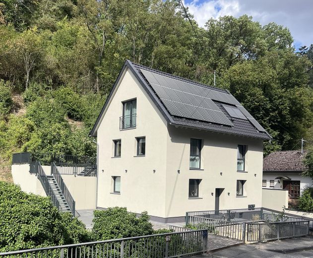 Provisionsfrei, kernsaniertes Zweifamilienhaus – Foto 1