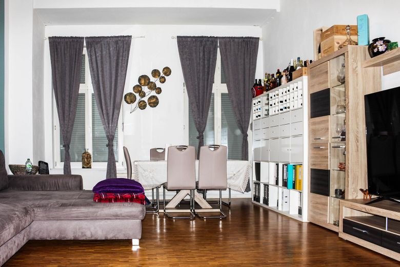 Bezugsfrei nach Vereinbarung: Geräumige Altbauwohnung mit großer Wohnküche – Wohnzimmer