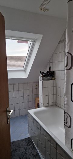 Attraente appartamento mansardato con balcone, posto auto e soffitta aggiuntiva – Badezimmer