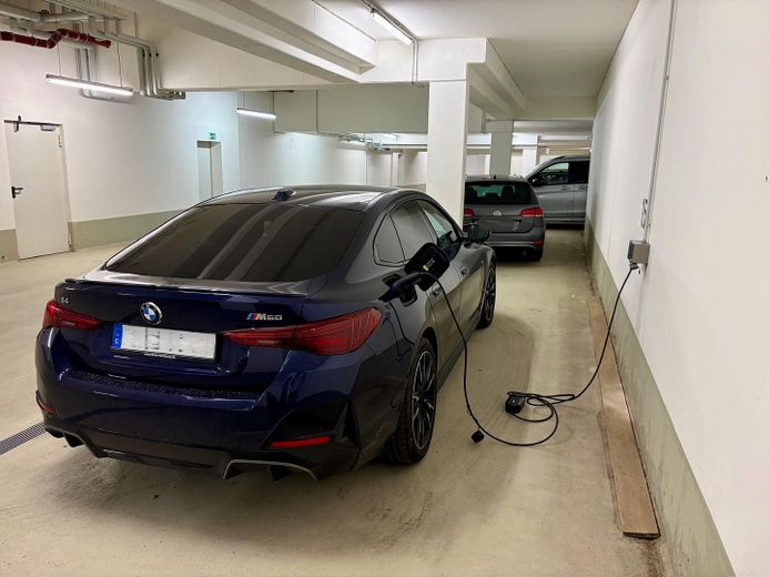 Sin comisión: Moderno apartamento de 4 habitaciones con balcón orientado al oeste y plaza de garaje subterránea con posibilidad de carga – E-Auto Lademöglichkeit