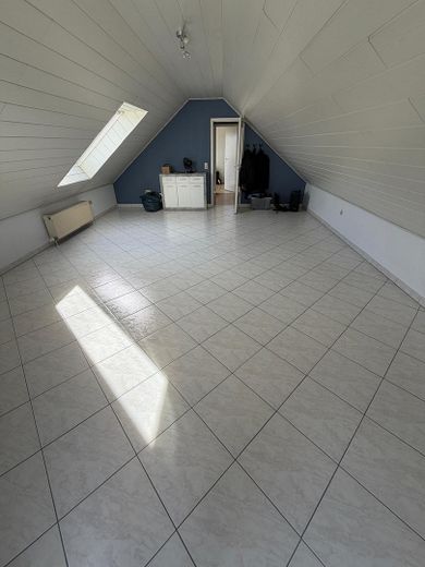 Zadbana 4,5-pokojowa maisonette z balkonem i kuchnią zabudowaną w Brühl, bez prowizji – Galeriezimmer