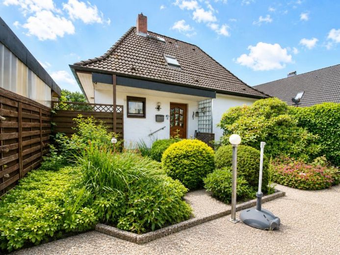 Ruhig und familienfreundlich gelegen mit großem Garten, Carport und Garage – फोटो 1