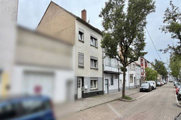 Sanierungsbedürftiges Ein- bis Zweifamilienhaus mit viel Potenzial