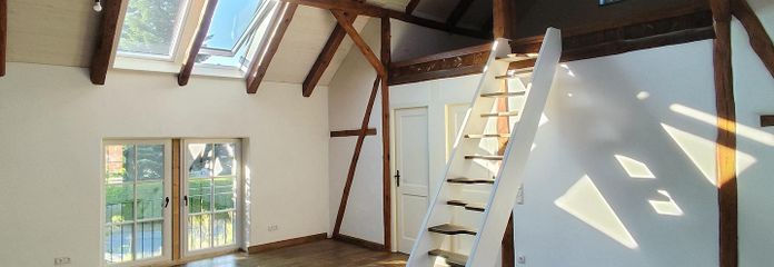 Licht & Weite – Altholz, Lehm und historischer Charme – Wohnzimmer mit Galerieebene