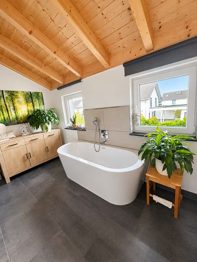 Nachhaltig gebaut – mit Liebe zum Detail – Badewanne OG