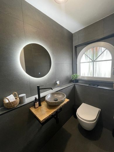 Modernisiertes Zweifamilienhaus mit 263 m² Wohnfläche, attraktiver Vermietungsperspektive – Gäste WC - Haus