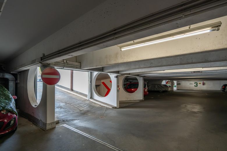 Lichtdurchfluteter Wohnkomfort in Uni-Bestlage – 90 m² mit 3 Balkonen & TG-Stellplatz – Eingang TG Einfahrt