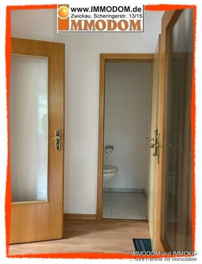 2-Zimmer-Dachwohnung mit Dusche in Küche +++ Einzug sofort möglich +++ preiswert zu vermieten! – Blick zum WC