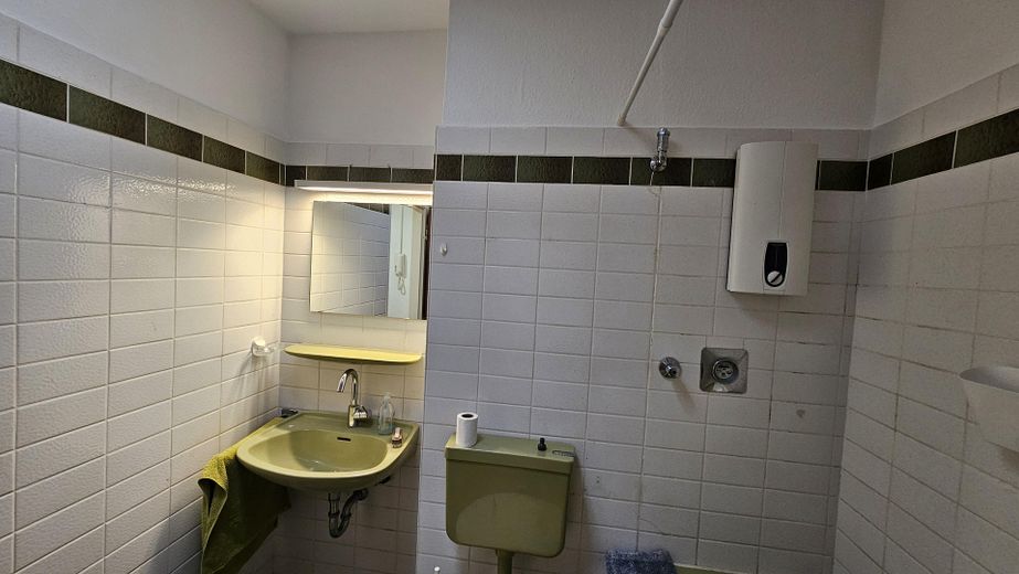Zentrale 2 Zi.Wohnung · 62 m² · direkt am Bahnhof, ohne Zuglärm · Balkon – Badezimmer 3