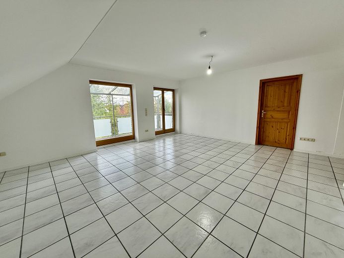 Bezugsbereit: 4-Zimmer Eigentumswohnung mit Balkon in ruhiger Lage in Keldenich – Wohnzimmer