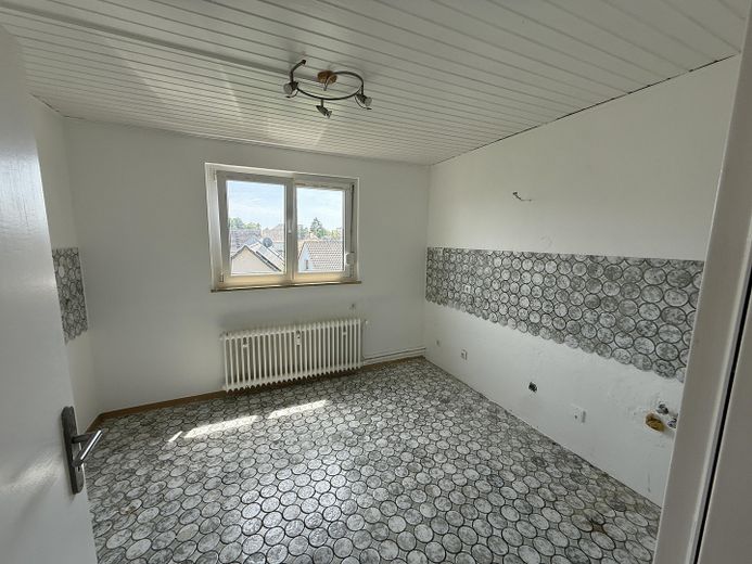 Helle 3-Zimmer-Wohnung mit schönem Ausblick in Hanau-Steinheim – Küche Bild2
