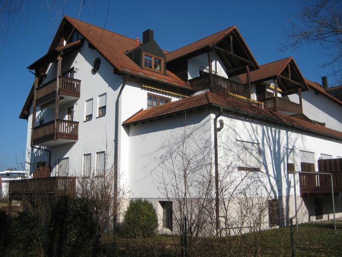 Avis aux investisseurs : duplex habité et meublé de 4 pièces avec cuisine, salle de bains et WC supplémentaires, dans un quartier calme proche du centre – Geamtansicht Ost