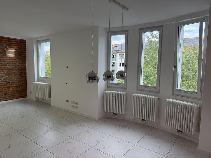 4-Zimmer SmartHome (Vollklimatisiert) - Kernsanierte Altbau-Wohnung mit Luxus Innenausstattung – Wohnzimmer leer 2