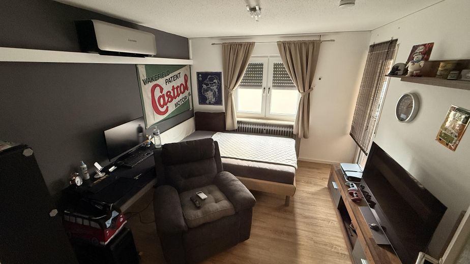 Klimatisiertes Raumwunder: Renovierte 4-Zimmer-Wohnung mit 2 Balkonen & 2 Garagen – Gästezimmer