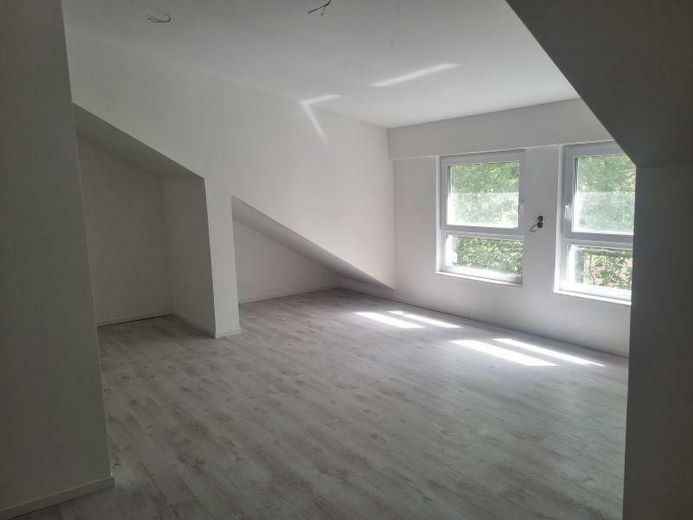 Kernsaniertes 6-Familienhaus mit Wärmepumpe, Garagen und Energieklasse A – Beispiel Wohnung DG Raum