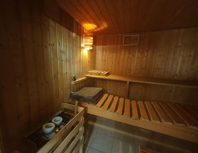 Affascinante villa su un ampio terreno divisibile, con alberi secolari e posizione elevata senza possibilità di edificazione antistante – Sauna mit Zugang zum Garten