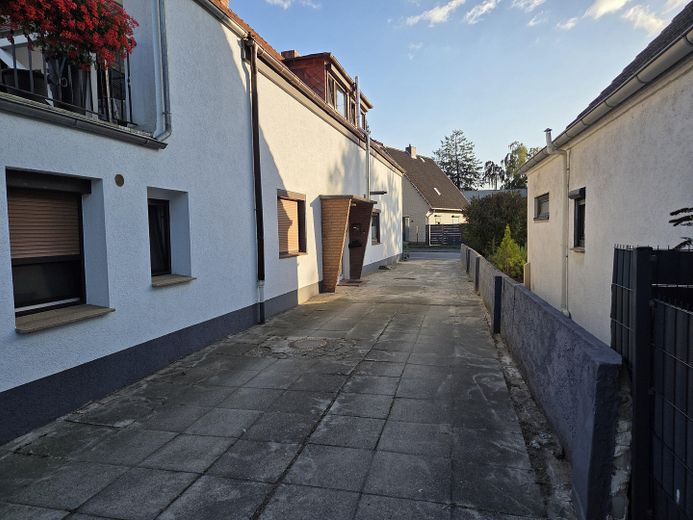 شقة في الطابق الأرضي مع تراس كبير في منزل يضم ثلاث وحدات سكنية في رونّبيك – Ansicht Haus vom Innenhof