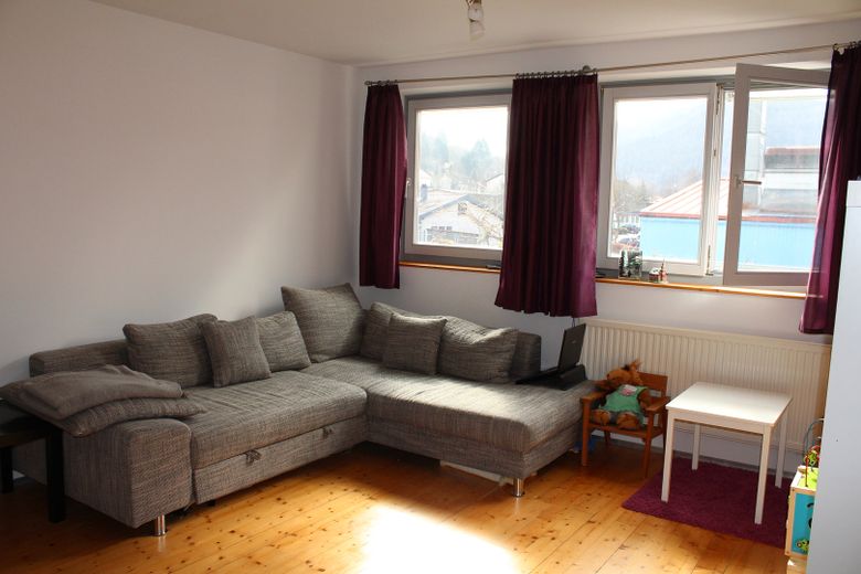 Sonnige Wohnung mit Terasse und Laubengang (1.OG) – Wohnzimmer