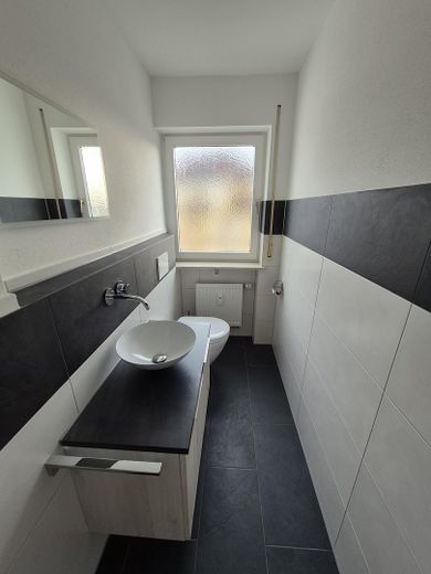 Esclusivo appartamento mansardato centrale di 3,5 locali con finiture interne di pregio, loggia e cucina componibile – Gäste-WC