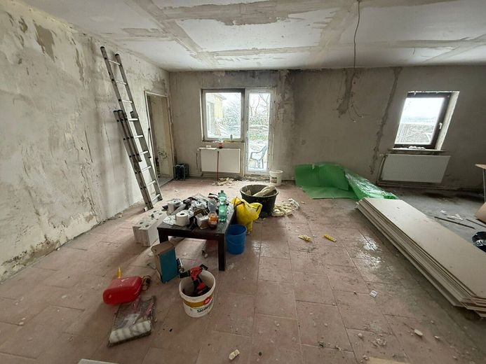 Natur pur in absoluter Alleinlage - 1.002 m² Grundstück mit Bestandsgebäude in Schifftdorf-Bramel – Sanierung begonnen- Wohnzimmer
