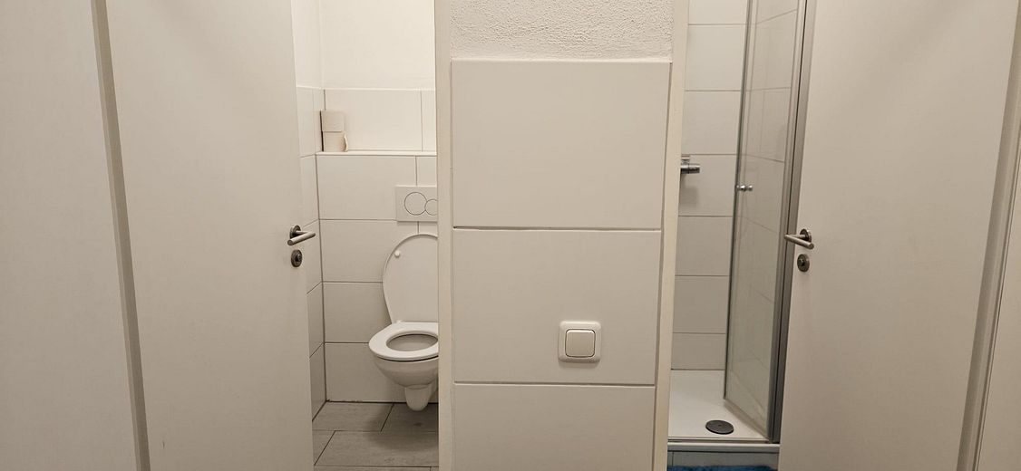 WG-Zimmer Nähe Bahnhof Furth – Toilette + Dusche