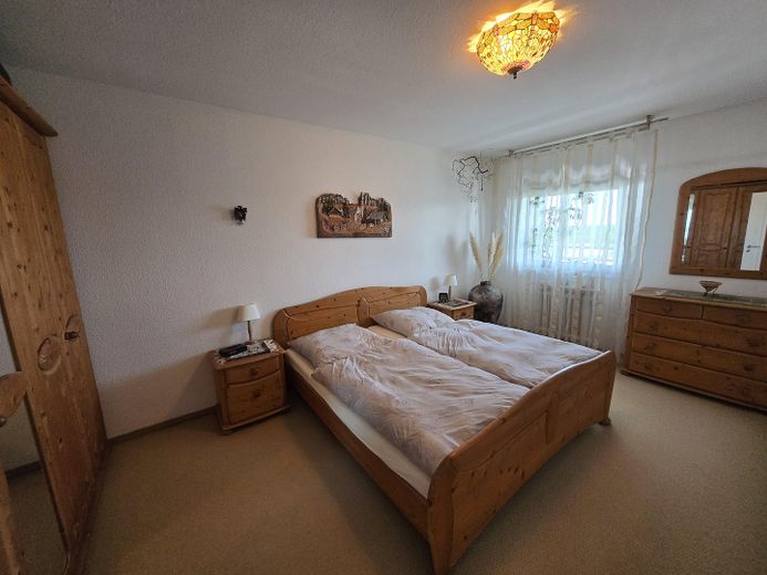Lichtdurchflutete 3-Zimmer-Wohnung im 7. OG über dem AEZ mit spektakulärem Hamburg-Blick und Loggia! – Großzügiges Schlafzimmer