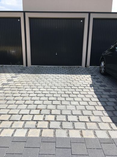 Garage und Stellplatz