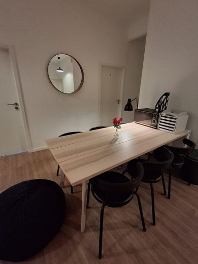 WG-Zimmer in München-Pasing – All-Inclusive & sofort verfügbar - Onlinebuchung möglich !!! – WG-Wohnzimmer-Esstisch