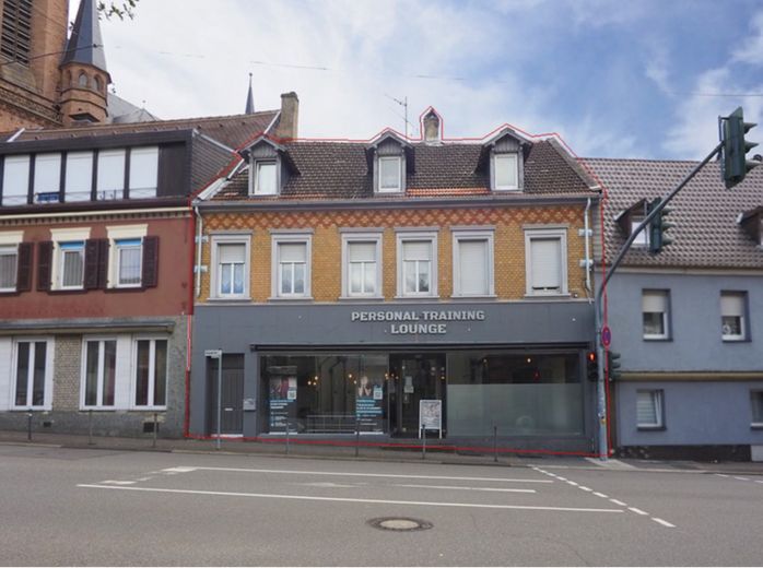Toprendement in het centrum van St. Ingbert! Volledig verhuurd woon- en bedrijfspand op toplocatie – Foto 1