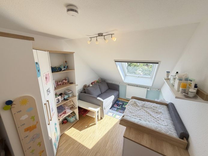 Maisonette mit Weitblick – 2 Balkone, Studio & Tiefgarage am ruhigen Ortsrand (provisionsfrei) – Kinderzimmer