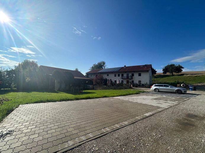 Ehemaliges landwirtschaftliches Anwesen mit großem Grundstück von Privat – Vorderansicht mit Stellplätzen