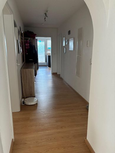 Ruhiges Wohnen: Lichtdurchflutete OG-Wohnung im Grünen – Flur