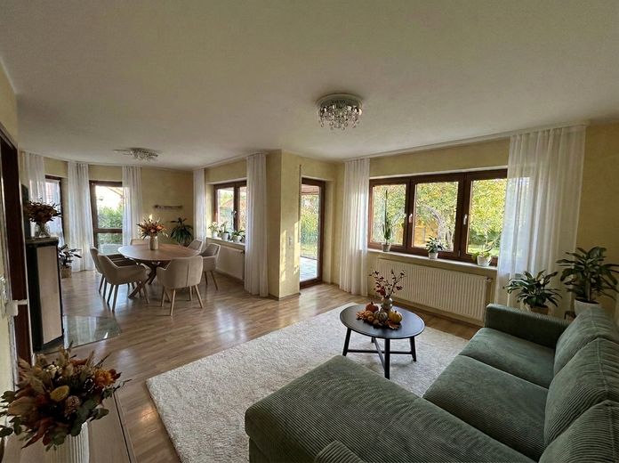Familienparadies mit Traumgarten am Leiselsee – ruhiges Wohnen mit perfekter Anbindung – Wohnzimmer KI-möbliert