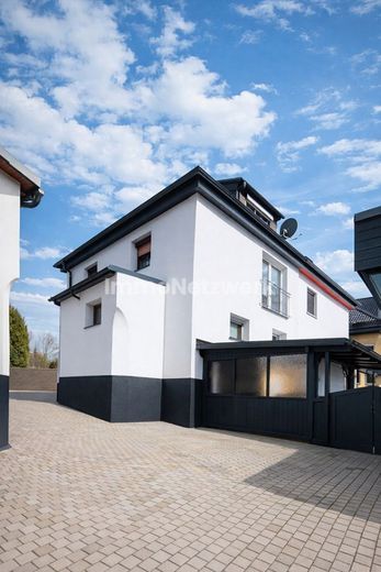 ***Willkommen in Ihrem neuen Zuhause - Familienidylle in Top-Lage von Wunsiedel*** – Ansicht Gebäude seitlich hinten