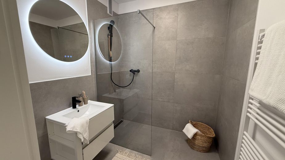 Einziehen statt renovieren: Frisch modernisierte 2-Zimmer-Wohnung mit Panoramablick – Bad