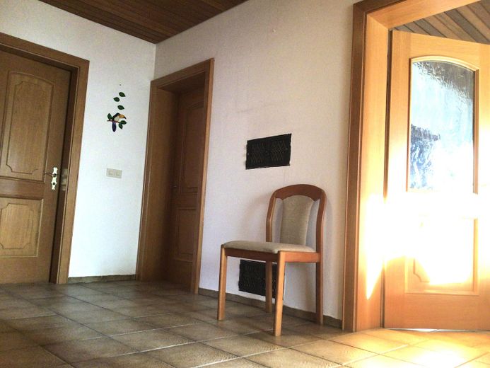 Provisionsfrei! Großes Einfamilienhaus zur Eigennutzung mit Vermietungspotential nahe Ammersee – Großer Vorraum im Erdgeschoss