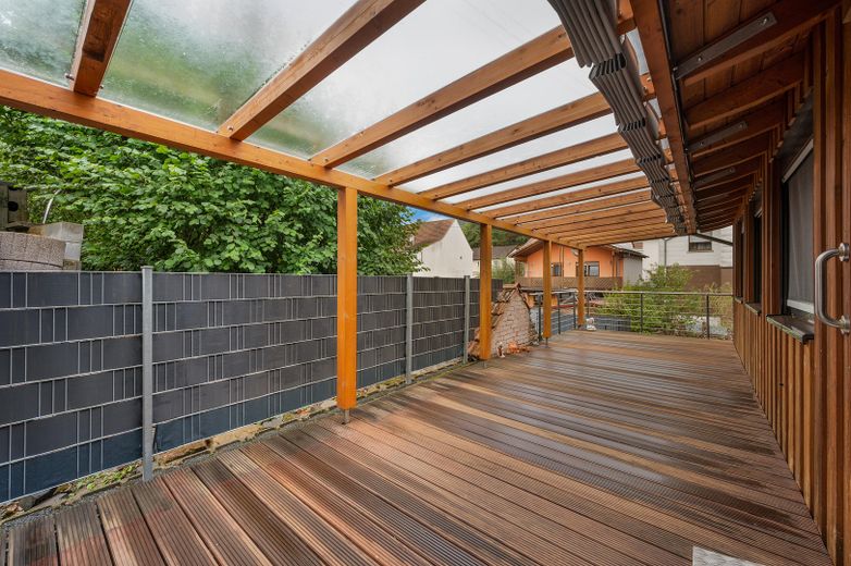 Großes Wohnhaus zur Nutzung als ZFH, Mehrparteivermietimmobilie oder Mehrgenerationenhaus – überdachte Terrasse EG