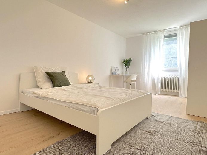 Möbliertes WG-Zimmer (15 m²) mit Loggia in Heidelberg-Emmertsgrund – Zimmer 3 mit Bett