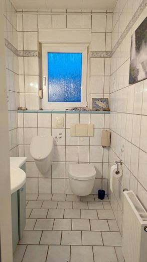 Ohne Makler: Modernisiertes 3-Familienhaus in Bordenau nahe Wald – Gäste-WC