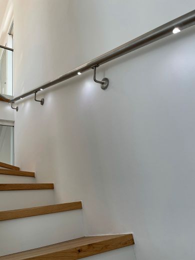 Luxus-Penthouse-Wohnung in traumhafter Lage mit Privatseenutzung – beleuchteter Treppenhandlauf