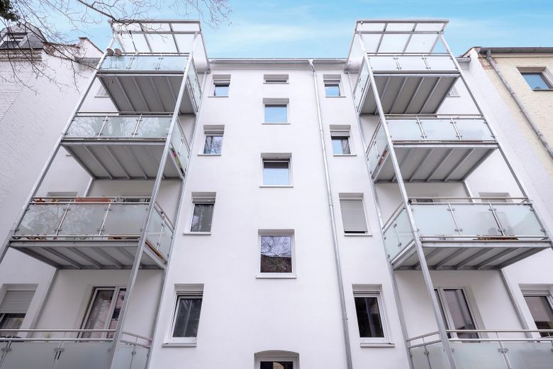 5.7% rental yield – Fully renovated 3-room apartment as an investment – Commission-free – Aussenansicht Innenhof