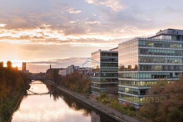 Light-filled office space directly on the waterfront in Berlin-Tempelhof!