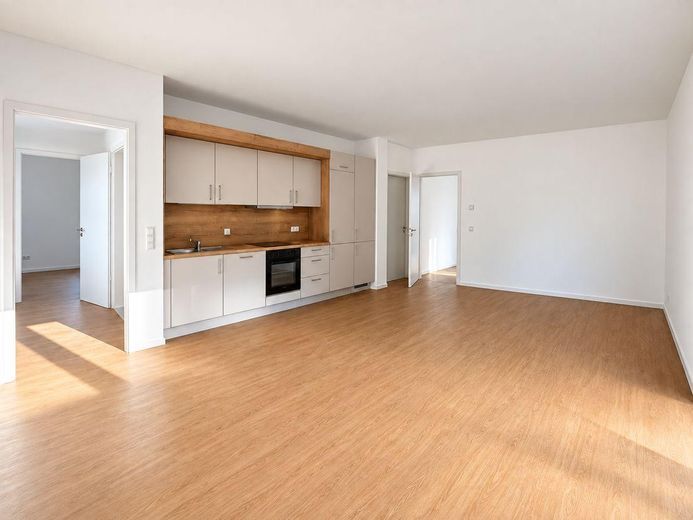 Appartamento per famiglie in un nuovo edificio! Appartamento di alta qualità con 4 locali e cucina componibile! Visita libera il 10.10.2026 – Wohnzimmer
