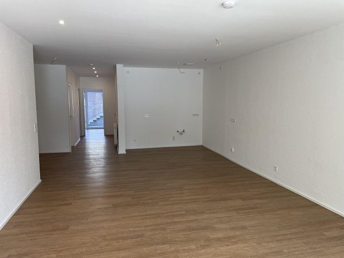Teraslı 2 odalı yeni bina dairesi (81 m²) – zemin katta ilk kullanım | Recklinghausen-Nord – Wohnzimmer mit offener Küche