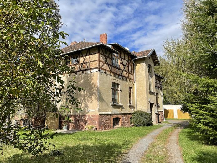 Idyllische Villa/Mehrfamilienhaus in grünem Erholungsort (Harz) - mit Ausbau-/Investmentpotential – Villa Südosten