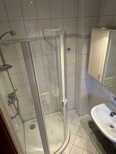 Großzügiges Reihenmittelhaus mit Kaminoption, Garage, Keller & Glasfaser in Kiel-Russee – EG WC mit Dusche