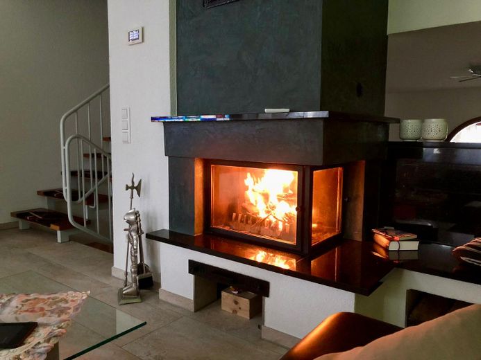 Modernisiertes Split-Level-Reihenhaus mit Garten, Kamin, PV-Anlage & Tesla Powerwall in Bernhausen – Wohnzimmer