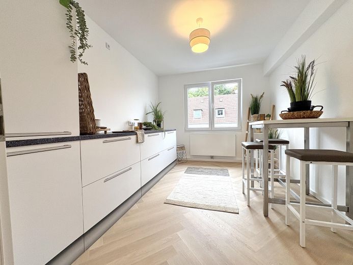 Erstbezug nach Sanierung: Großzügige 4,5-Raum-Familienwohnung mit Balkon & Fischgrätparkett – Küche